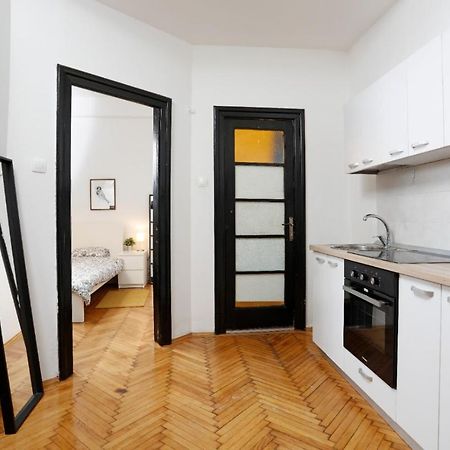 Lovely Apartment With 2 Bedrooms Bukarest Kültér fotó