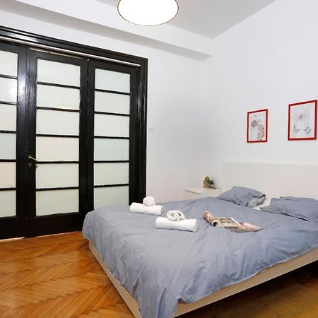 Lovely Apartment With 2 Bedrooms Bukarest Kültér fotó