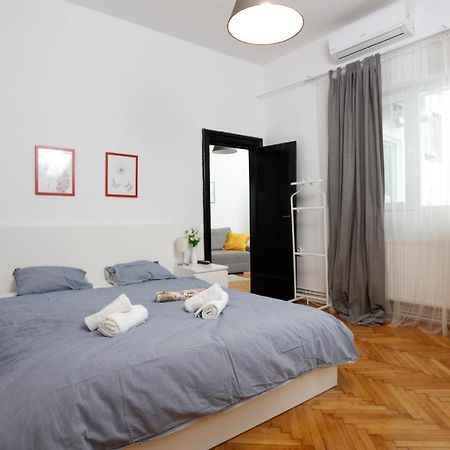 Lovely Apartment With 2 Bedrooms Bukarest Kültér fotó