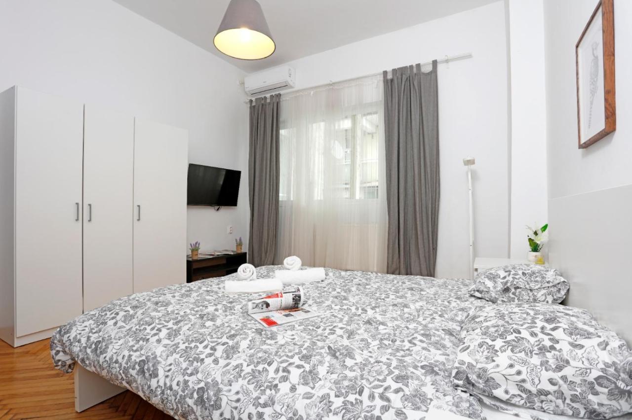 Lovely Apartment With 2 Bedrooms Bukarest Kültér fotó