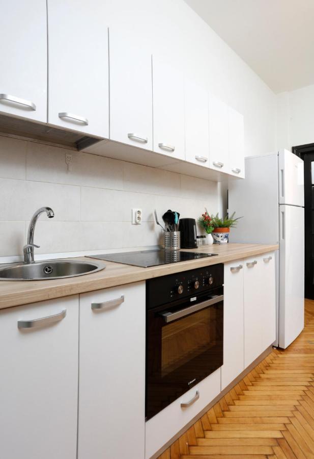 Lovely Apartment With 2 Bedrooms Bukarest Kültér fotó
