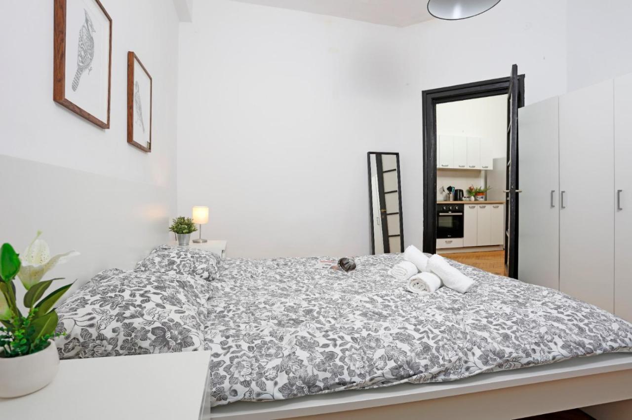 Lovely Apartment With 2 Bedrooms Bukarest Kültér fotó