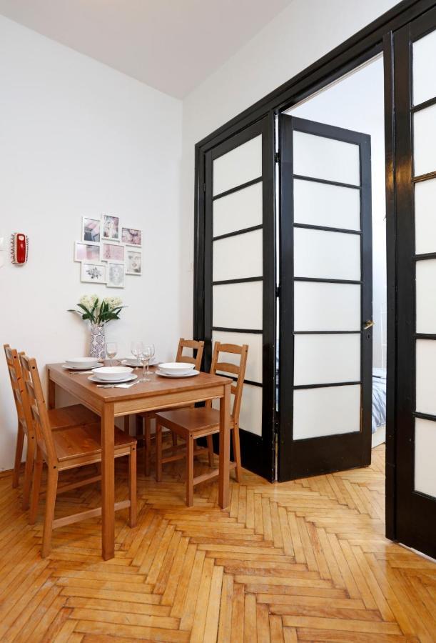 Lovely Apartment With 2 Bedrooms Bukarest Kültér fotó