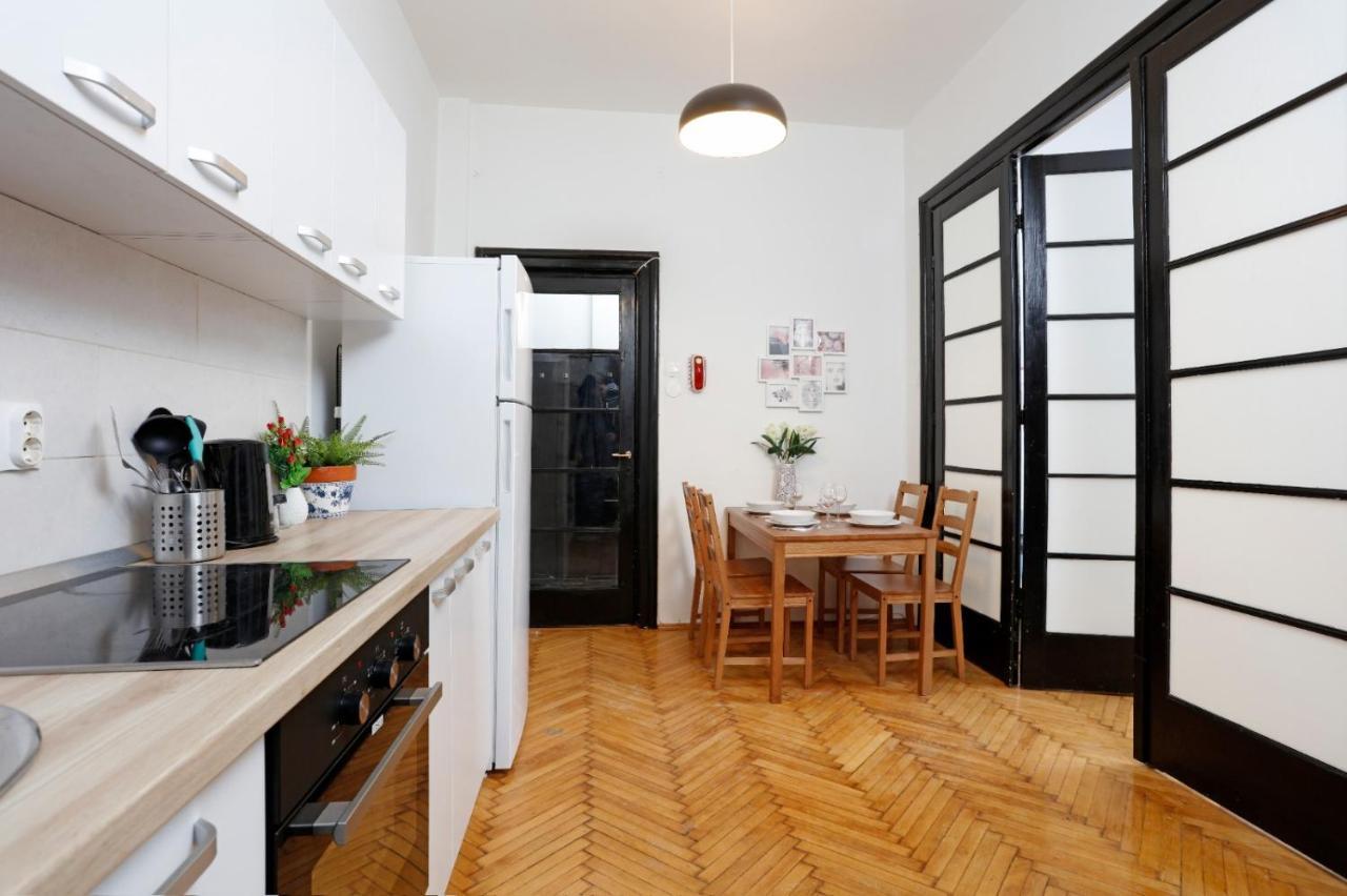 Lovely Apartment With 2 Bedrooms Bukarest Kültér fotó