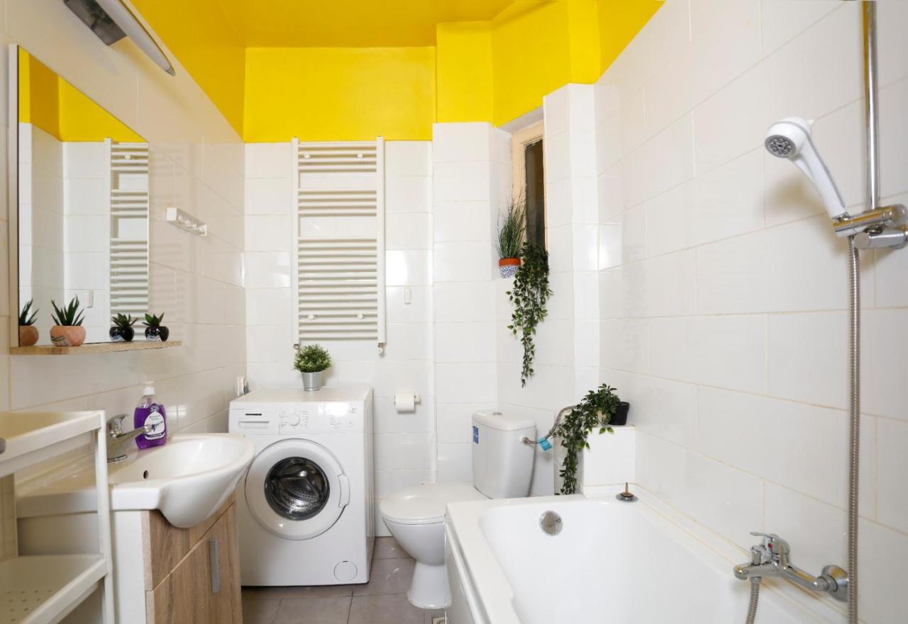 Lovely Apartment With 2 Bedrooms Bukarest Kültér fotó